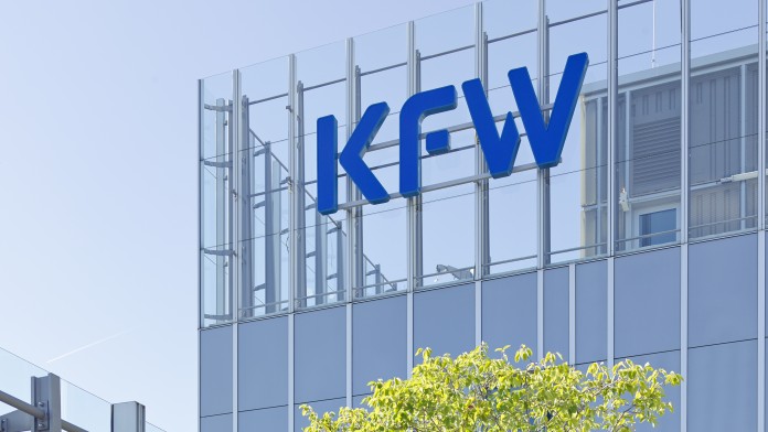 KfW-Zentrale Frankfurt, Außenaufnahme, Haupthaus mit KfW-Logo