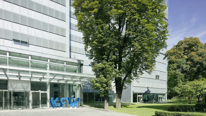 KfW-Zentrale Frankfurt, Außenaufnahme, Eingang Haupthaus mit KfW-Logo