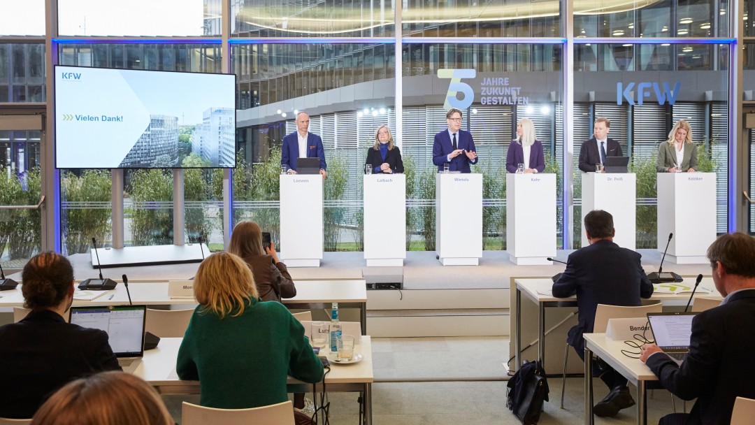 Der gesamte KfW-Vorstand während der Jahresuftaktpressekonferenz am 31.01.2023 in der KfW-Niederlassung Frankfurt