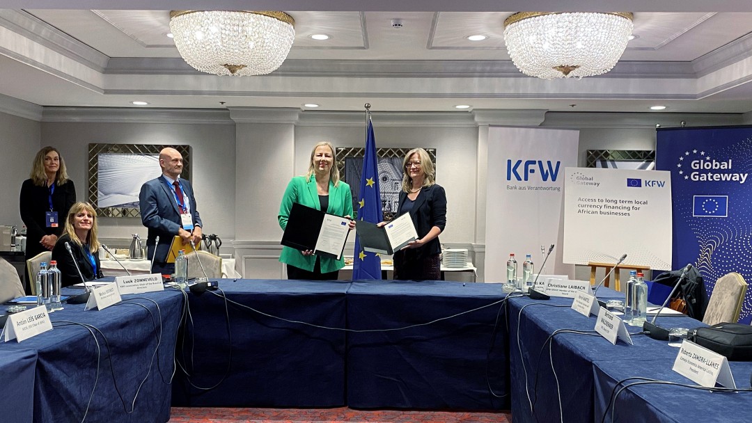 Jutta Urpilainen, EU-Kommissarin für Internationale Partnerschaften unterzeichnet mit KfW-Vorstandsmitglied Christiane Laibach einen Garantierahmenvertrag in Brüssel