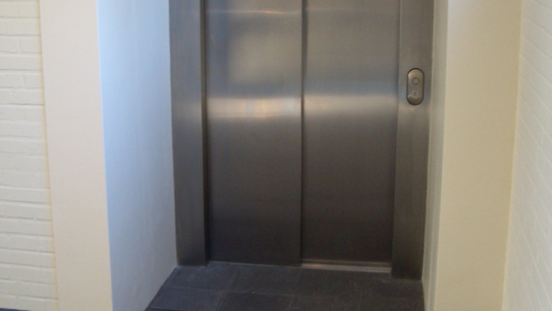 Zugang zur Aufzugsanlage vom Treppenhaus des Klassentraktes
