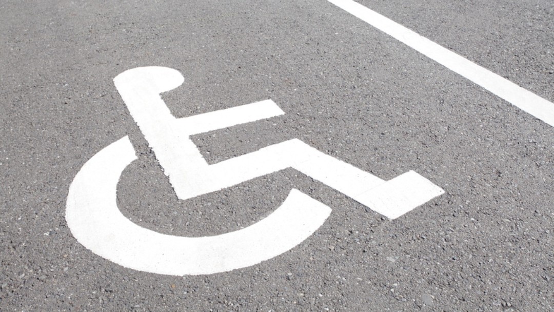 Barrierefreier Parkplatz mit Symbol für gehbehinderte Menschen