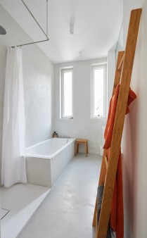 modernes Badezimmer im prämierten Wohnhaus