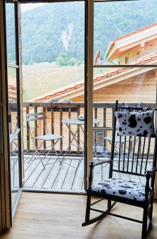 Blick auf den Balkon mit Alpenpanorama