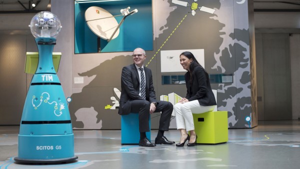 Nathalie von Siemens und Jörg Zeuner mit Roboter Tim