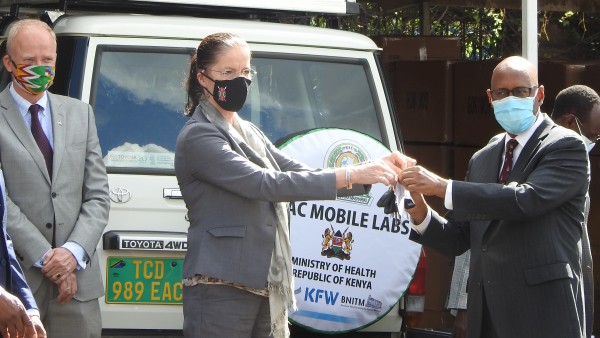 Mobile Labore in Kenia, Übergabe des Schlüssels. Links im Bild: Oskar von Maltzan, in der Mitte Botschafterin Annett Günther