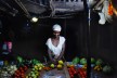 Solarlampe Little Sun erhellt den Marktstand einer Verkäuferin in Afrika