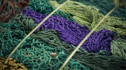Alte, gebrauchte Fischernetze in unterschiedlichen Farben