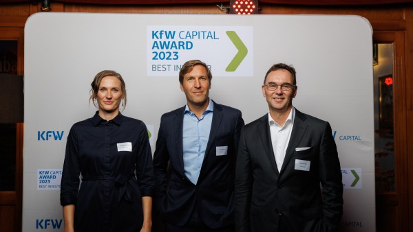 Three people at the KfW Capital Award 2023 award ceremony