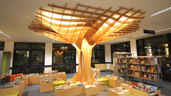 Regal in der Stadtbibliothek Saarbrücken von formbar