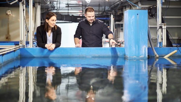 Die beiden Gründer von Seawater Cubes Carolin Ackermann und Christian Steinbach im Gespräch am Fischbecken