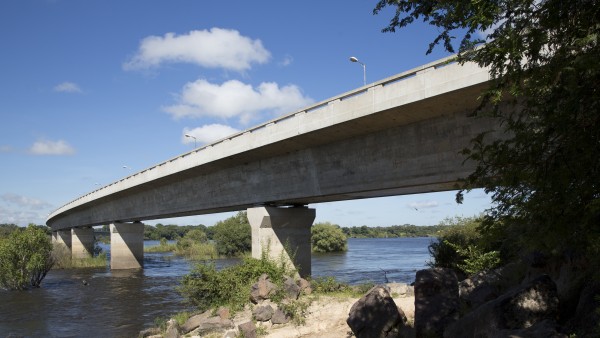 Die Katima-Mulilo-Brücke vom Ufer nach oben fotografiert