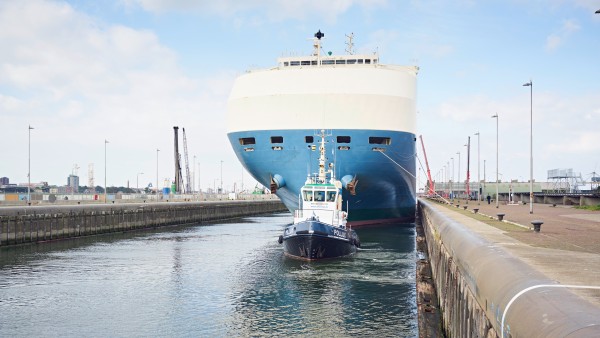 Das Containerschiff Gracious Ace passiert die Schleuse IJmuiden.