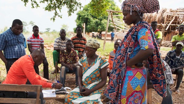 Menschen in einem Dorf in Ghana bezahlen mit e-zwich