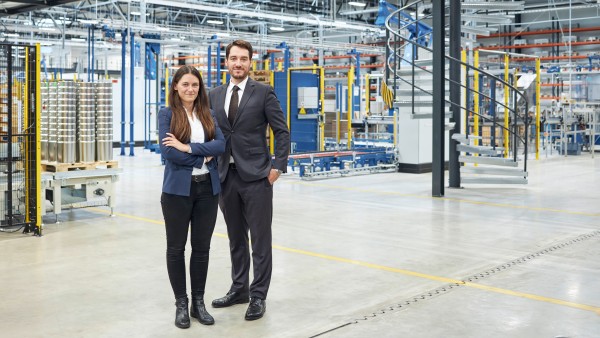 Annika und Hugo Trappmann (Geschäftsführung) in der Blechwarenfabrik Limburg