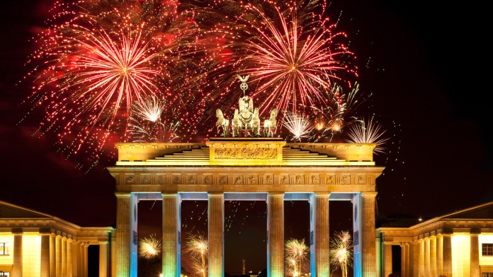 Brandenburger Tor mit Feuerwerk 