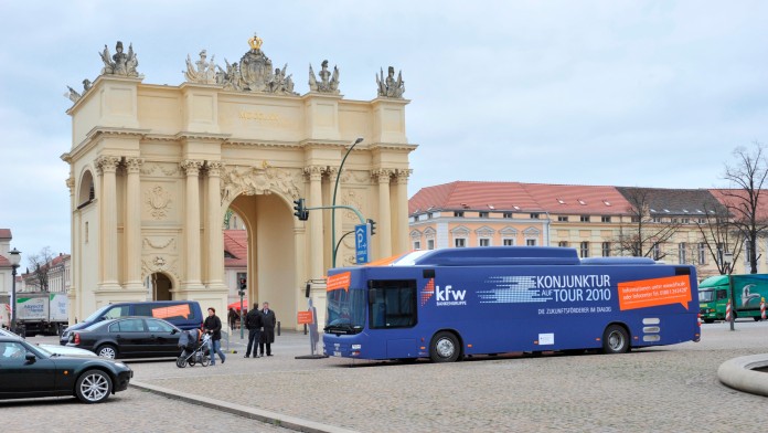 KfW-Konjunkturbus vor dem Brandenburger Tor in Potsdam