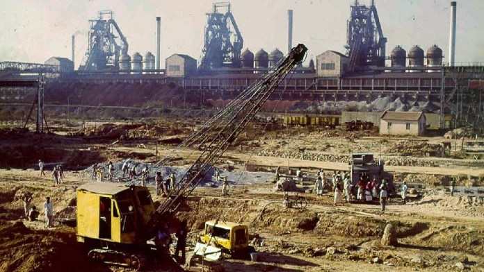 Baukran auf der Baustelle eines Stahlwerks