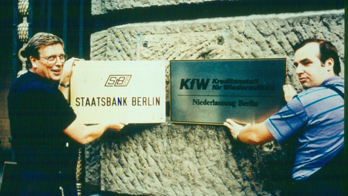 Austausch der Schilder an der ehemaligen Staatsbank Berlin und neuen Niederlassung der KfW