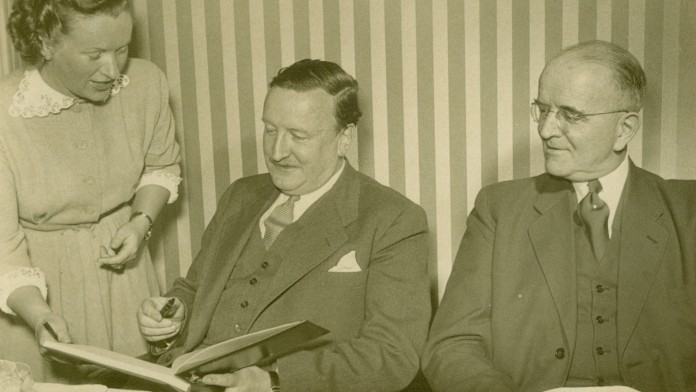 Die Führungsspitze der noch jungen KfW. Hermann J. Abs und Dr. Otto Schniewind während einer Verwaltungsratssitzung