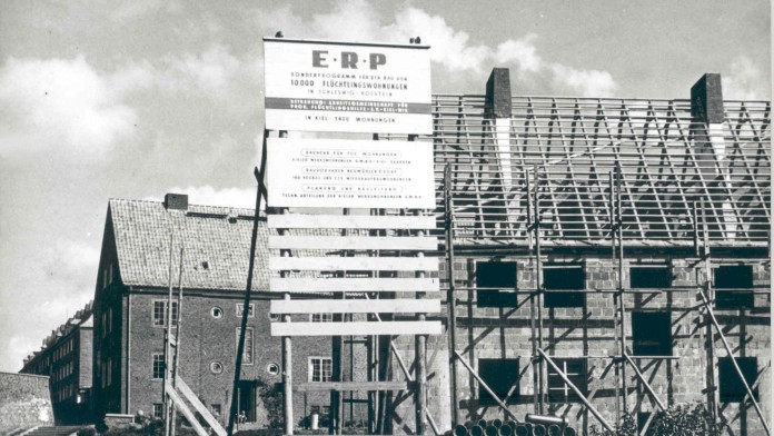 Shell buildings with billboards for the financing of construction projects with Marshall Plan funds