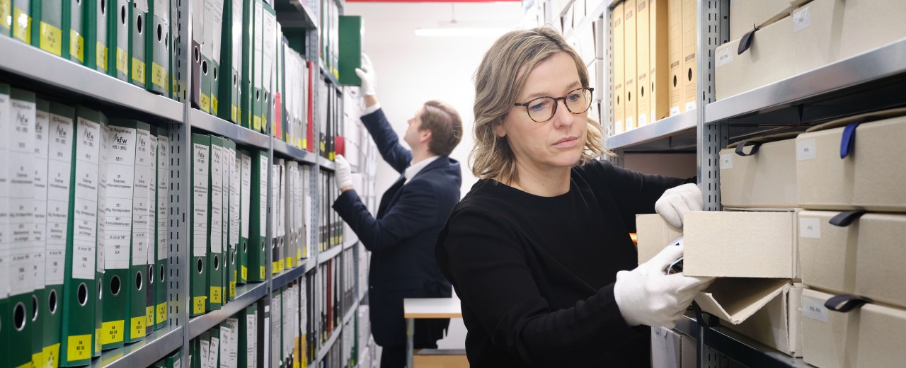 Weiß behandschuhte Hand öffnet Tresor im Historischen Konzernarchiv der KfW in Berlin.