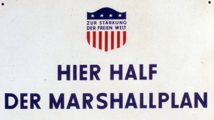 Schild mit der Aufschrift "Hier half der Marshallplan"