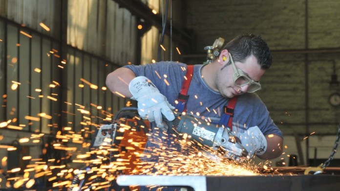 Employees during welding work on a vehicle