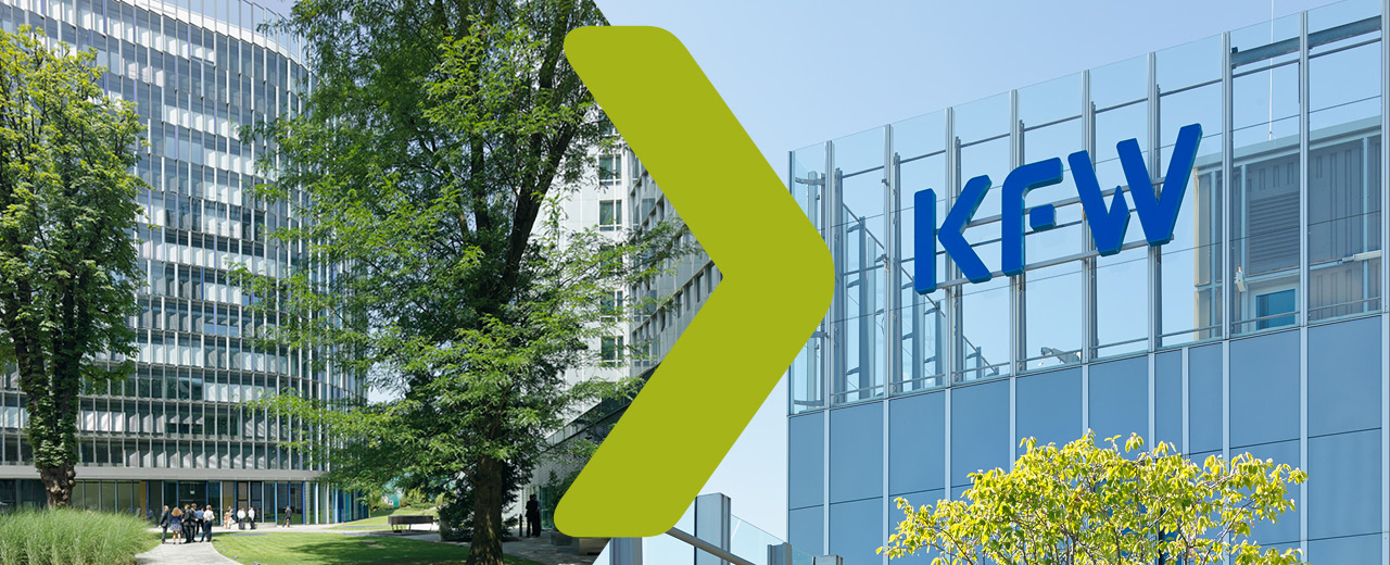 KfW-Gebäude mit grünen Pfeil und KfW-Logo