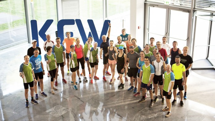 Gruppenbild von Beschäftigten der KfW Bankengruppe in Sportkleidung vorm JP Morgan Lauf