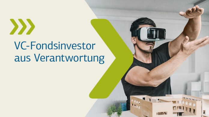 Mann mit VR-Brille vor Modellen 