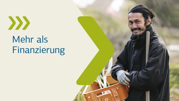 Mann auf dem Feld mit Korb auf dem Arm 