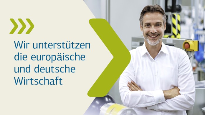 Mann in Hemd in Fabrikhalle