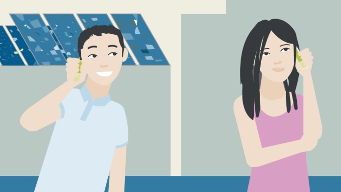 ein junger Mann und eine junge Frau telefonieren mit Smartphones im Hintergrund sind Solarpanels 