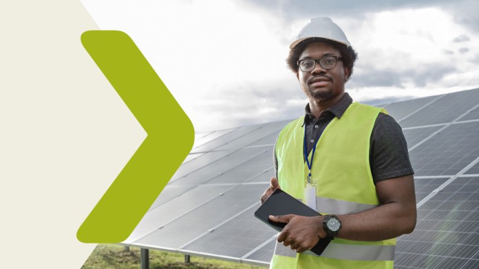 A worker stands in front of a photovoltaik plant