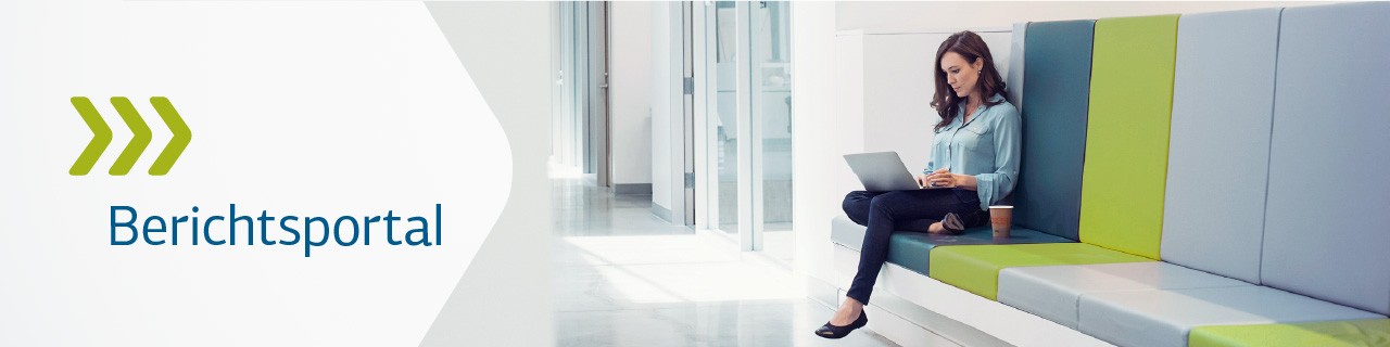 Junge Frau sitzt mit einem Laptop auf einer Sitzbank