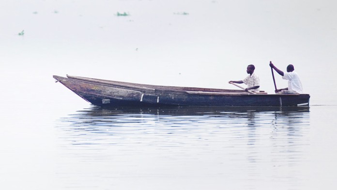 Männer in einem Ruderboot auf einem See