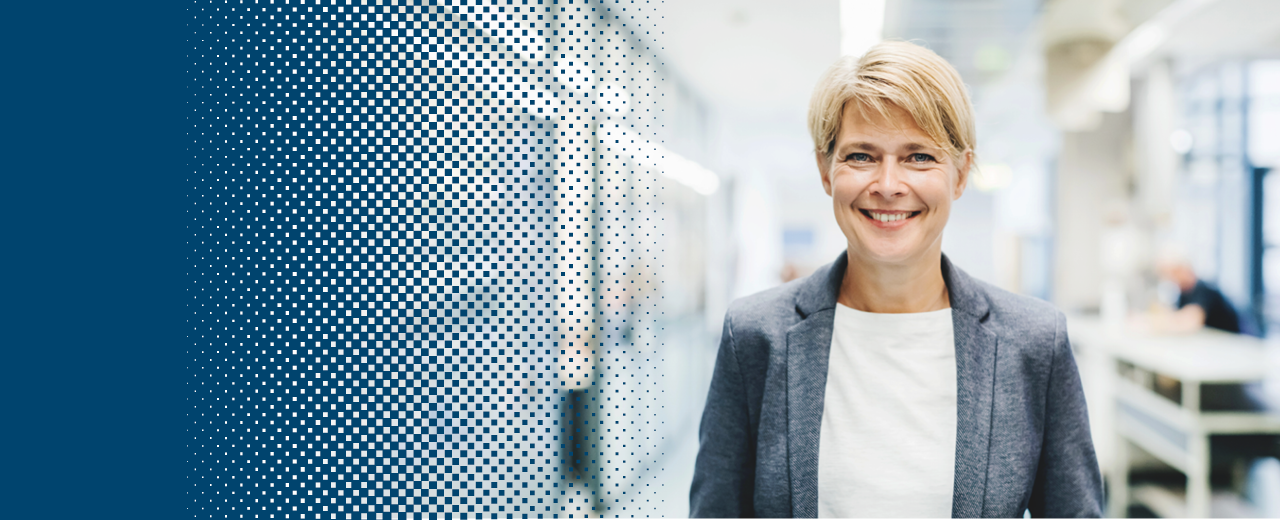 Frau steht vor Geräten
