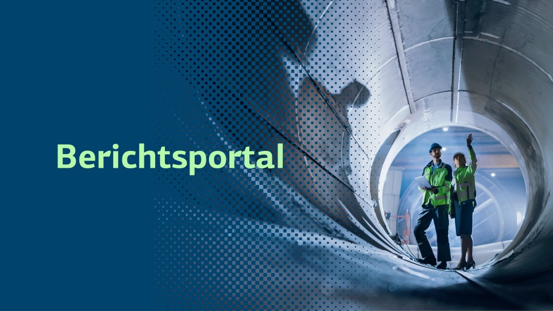 Windräder an einer Küste, daneben das Meer. Auf dem Bild die Überschrift Berichtsportal