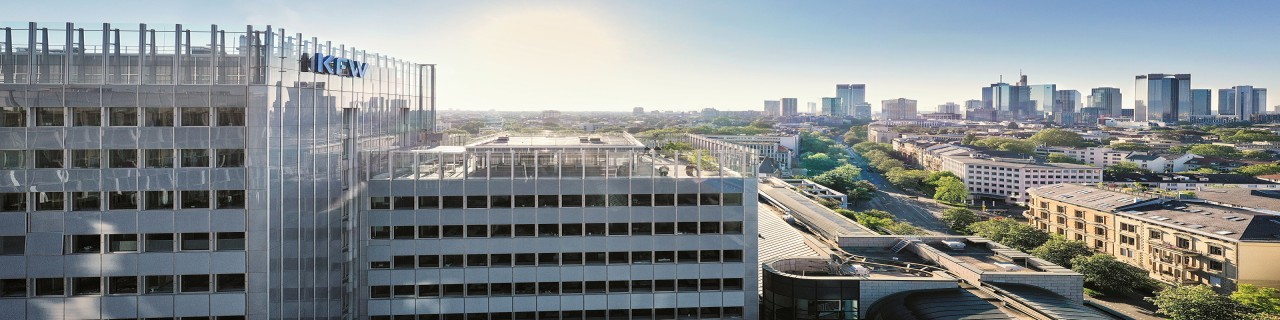 Blick auf das KfW Gebäude, im Hintergrund die Skyline von Frankfurt.