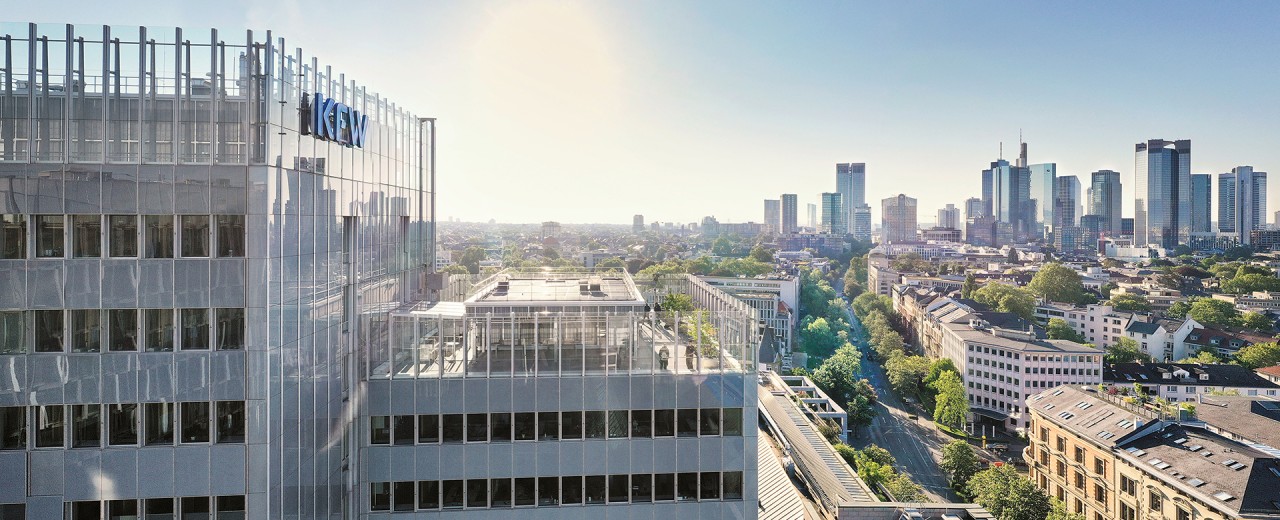 Blick auf das KfW Gebäude, im Hintergrund die Skyline von Frankfurt.