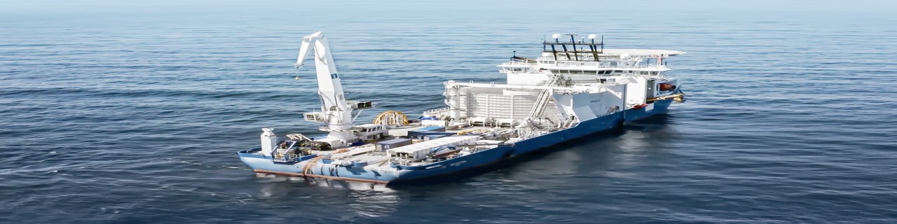 Zu sehen ist ein Industrieschiff auf offenem Meer. Maritime Infrastruktur, Offshore-Technik und internationale Logistik sind hier angesprochene Themen.