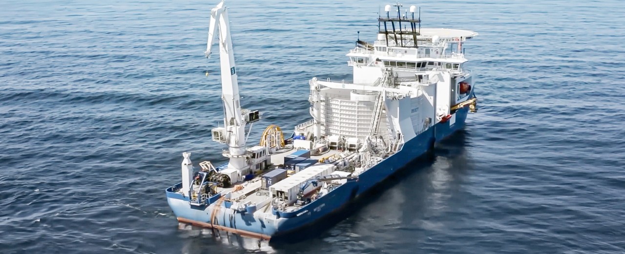 Zu sehen ist ein Industrieschiff auf offenem Meer. Maritime Infrastruktur, Offshore-Technik und internationale Logistik sind hier angesprochene Themen.