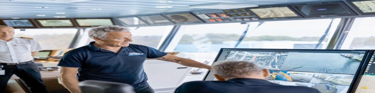 Techniker überwachen Anlagen auf Monitoren in einem Kontrollraum. Angesprochen sind damit die Themen industrielle Steuerung, Monitoring und Betriebssicherheit.