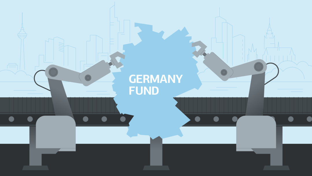 Im Mittelgrund stehen zwei Industrieroboter an einem Fließband. Die Roboter halten die Deutschlandkarte hoch. Auf der Karte steht das Wort "Deutschlandfonds". Als Outline ist im Hintergrund die Skyline von Frankfurt zu sehen.