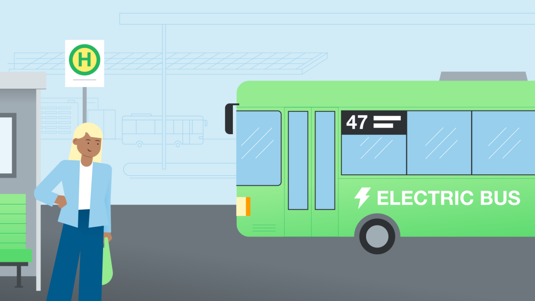 Links ist im Anschnitt ein Bushaltestellenhaus zu sehen, erkennbar durch ein klassisches Haltestellenschild. Davor steht wartend eine Frau. Rechts fährt ein grüner Bus ins Bild, der als E-Bus kenntlich ist.