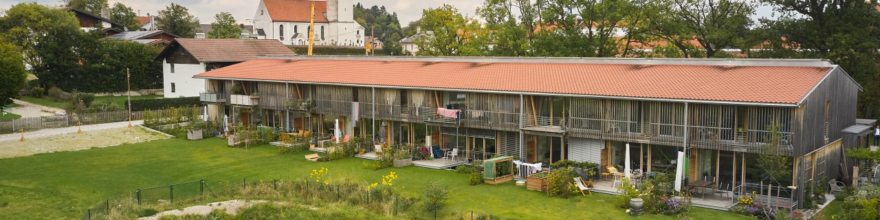 Familie vor Haus