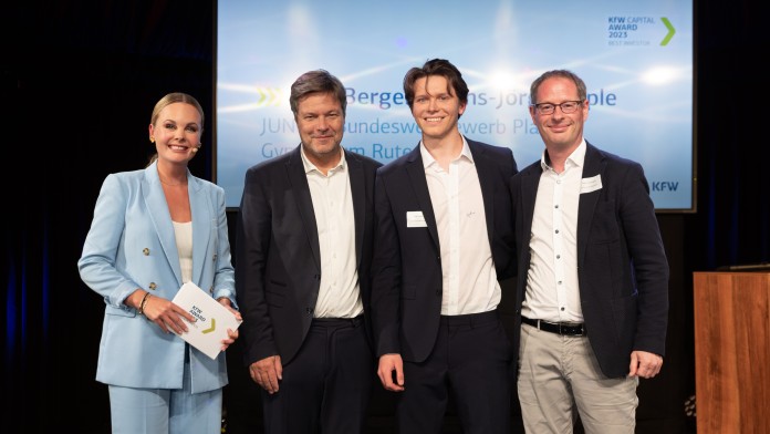 Vier Personen bei der Preisverleihung KfW Award Gründen 2023