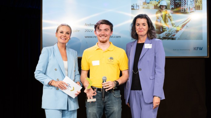 Drei Personen bei der Preisverleihung KfW Award Gründen 2023