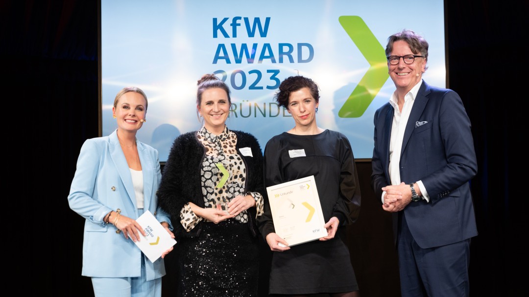 Vier Personen bei der Preisverleihung KfW Award Gründen 2023